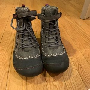 Gray Weather Sturdy Boots 7.5